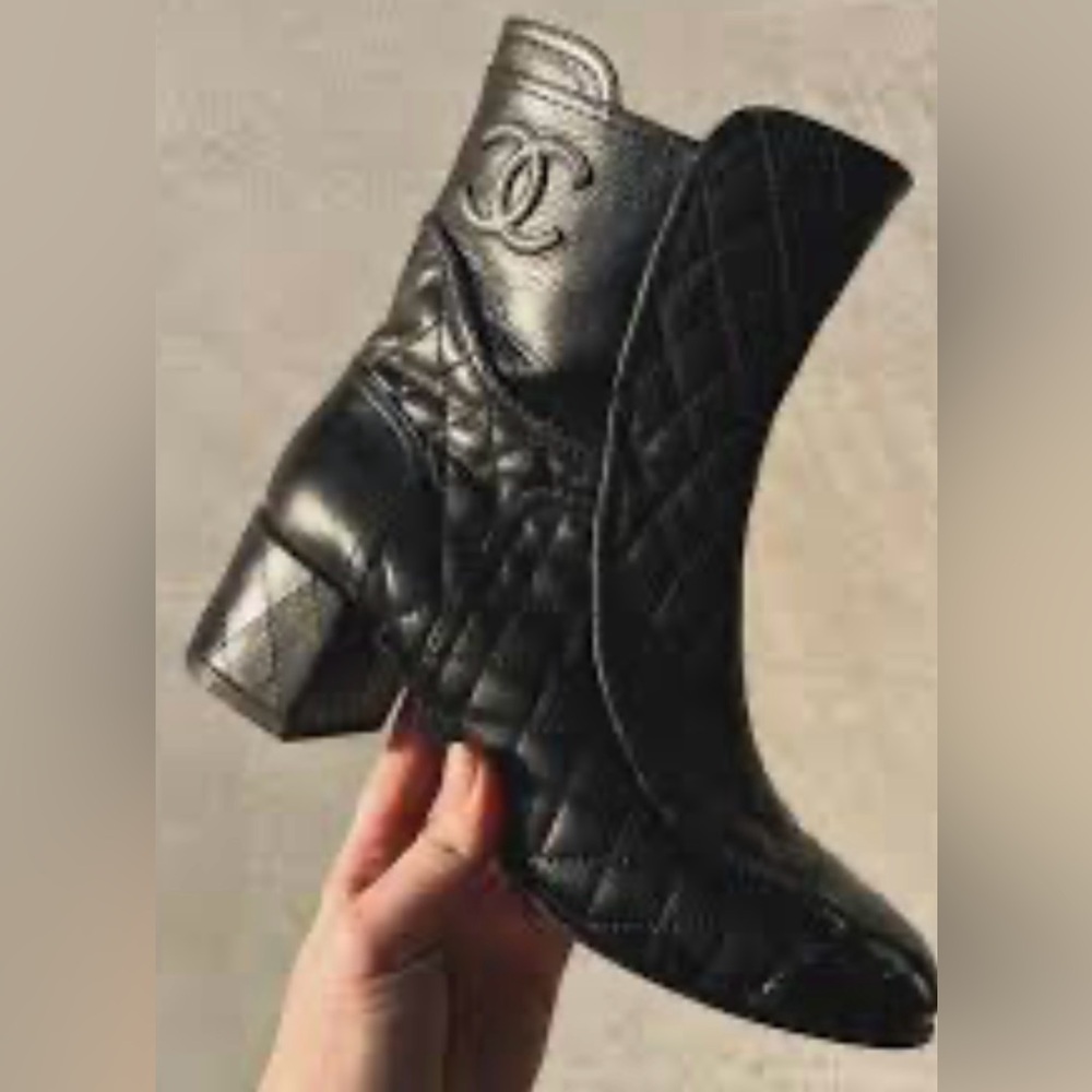 100% Aut Chanel quilted leather boots logo Sz 40.0 USA 10.0